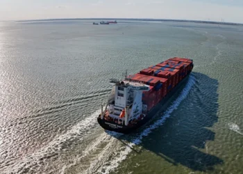 Hürmüz’de hareketlilik: İlk gemiler boğazdan geçti