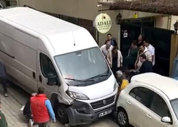 Freni boşalan kamyon dehşete yol açtı: 1’i çocuk 2 yaralı