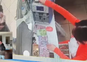 Dalgınlıkla 100 avro fazla bozdu. Şimdi müşteriye sesleniyor