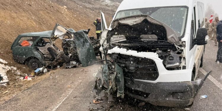 Gümüşhane’de feci kaza; 1 ölü, 2’si ağır 9 yaralı