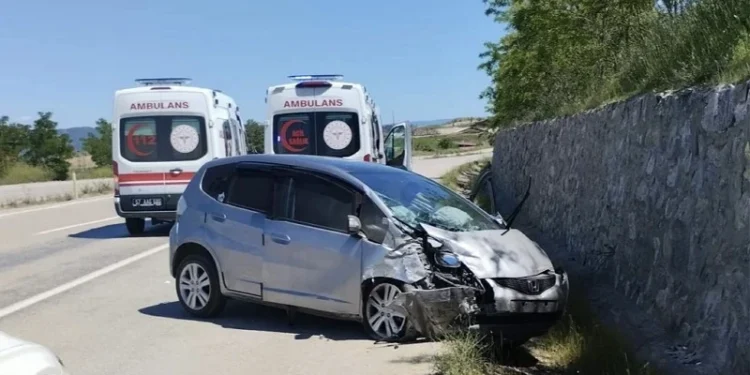 Sinop’ta bir otomobil istinat duvarına çarptı: Beş kişi yaralandı