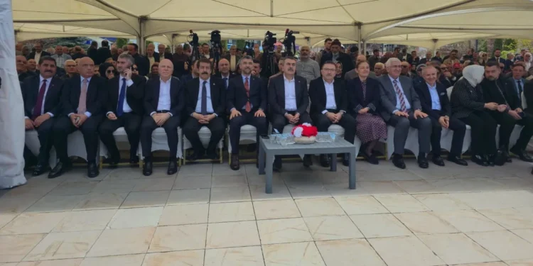 Milli Eğitim Bakanı Yusuf Tekin Erzurum’da vatandaşlarla bayramlaştı