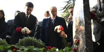 MHP lideri Bahçeli’den Alparslan Türkeş’in mezarına bayram ziyareti