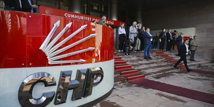 CHP’de güç dengeleri yeniden kuruluyor! Özel ve İmamoğlu’na yönelik ihraç çıkışları dikkat çekti