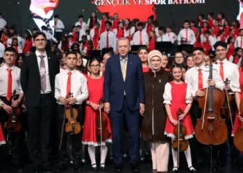 Başkan Erdoğan ve eşi Emine Erdoğan çocuk korosunu dinledi