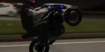 Sosyal medya şovu pahalıya patladı: Plakasını söken motosikletliye 128 bin TL ceza