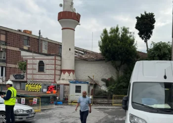 İstanbul’da tarihi caminin minaresi yıkıldı