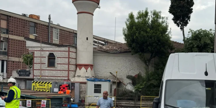 İstanbul’da tarihi caminin minaresi yıkıldı