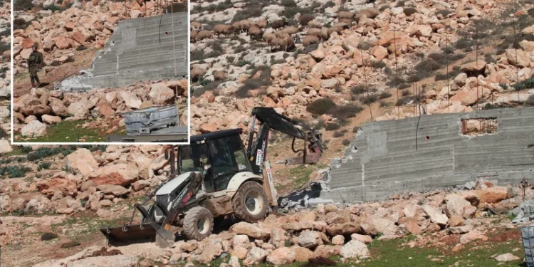 İşgalci İsrail askerleri Batı Şeria’nın Ramallah kentinde bir Filistinliye ait evi yıktı