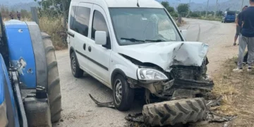 Aydın’da hafif ticari araç traktör ile çarpıştı: Bir kişi hayatını kaybetti