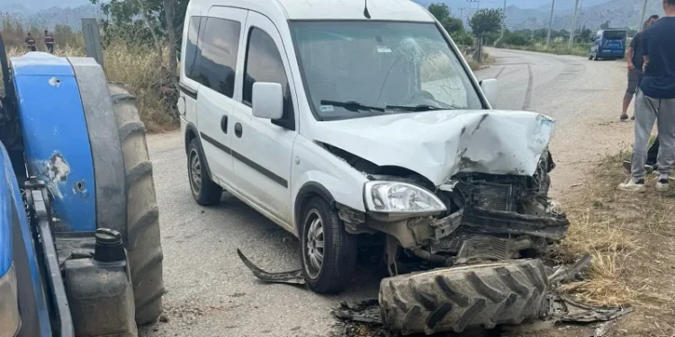Aydın’da hafif ticari araç traktör ile çarpıştı: Bir kişi hayatını kaybetti