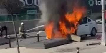 İstanbul’da seyir halindeki otomobil alev aldı! Panikleyen sürücü kaza yaptı