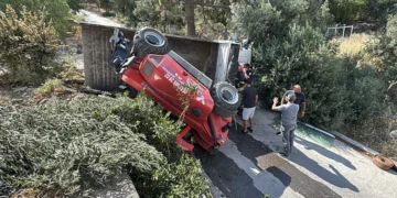 Muğla’da iş makinesi taşıyan kamyon devrildi: 3 yaralı