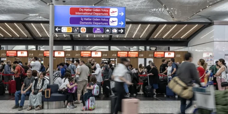 İstanbul’daki havalimanlarında bayram tatili yoğunluğu