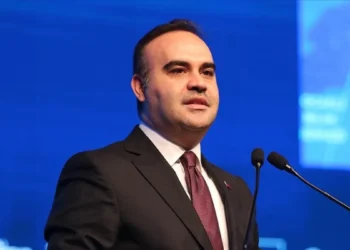 Bakan Kacır, bilim olimpiyatlarında madalya kazanan gençleri tebrik etti
