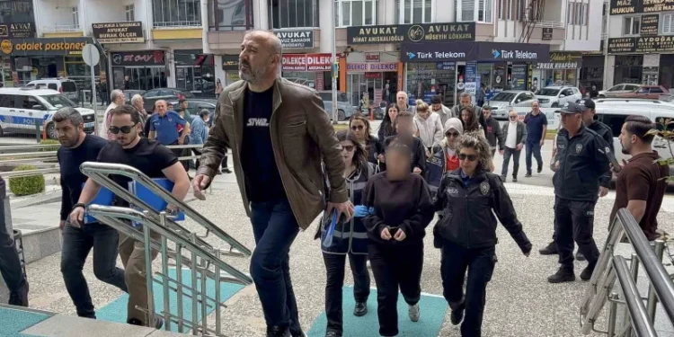 Güzellik salonunda mobil bankacılık tuzağı: Müşterilerinin adına kredi çeken şebeke çökertildi