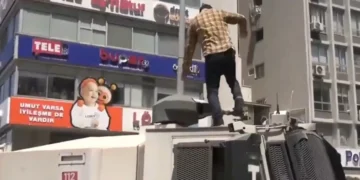 CHP’li provokatör iş başında! TOMA’ya çıkıp tekmeledi