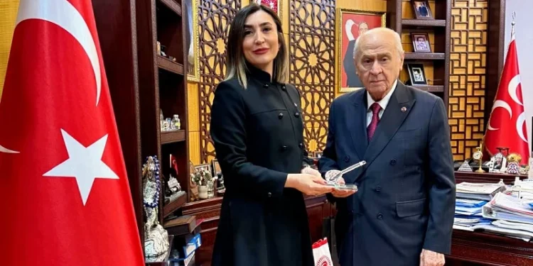 Alevi Bektaşi Kültür ve Cemevi Başkanı Esma Ersin’den Devlet Bahçeli’ye ziyaret