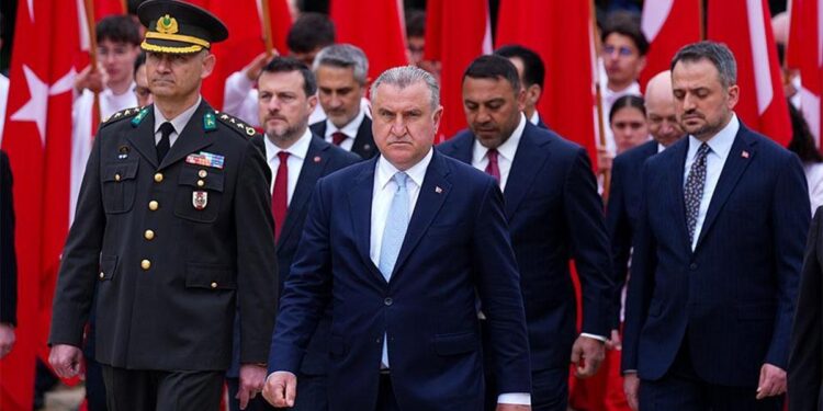 Bakan Bak ve beraberindeki heyet Anıtkabir’i ziyaret etti