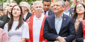 Gençlerle yürüyen Özel: Cumhuriyet’e sahip çıkıyorlar
