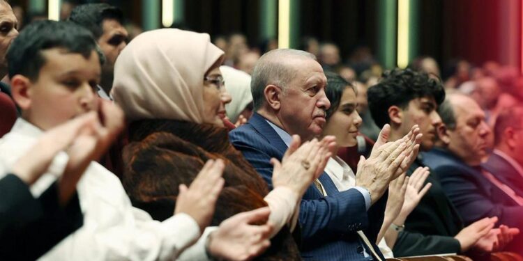 Cumhurbaşkanı Erdoğan ve eşi Emine Erdoğan, 19 Mayıs Konserinde Çocuklarla Bir Araya Geldi
