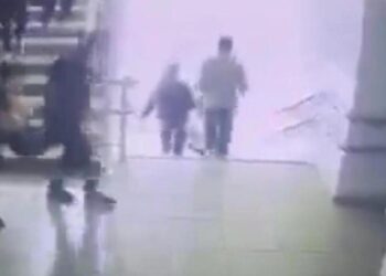 Malatya’daki depremde yürek ısıtan görüntü! Engelli öğrenciyi kucaklarında taşıdılar