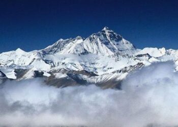Dünyanın en yüksek dağı Everest’te rekor kırıldı! ‘2019’dan beri bir ilk’