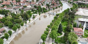 Tokat’ta taşkın riskine karşı dev kayalarla 9 kilometrelik set çekildi