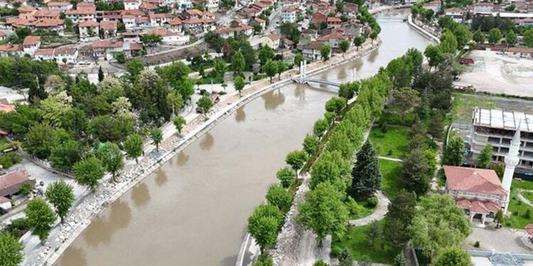 Tokat’ta taşkın riskine karşı dev kayalarla 9 kilometrelik set çekildi