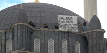 İşçilerden caminin kubbesinde sazlı türkülü ücret protestosu