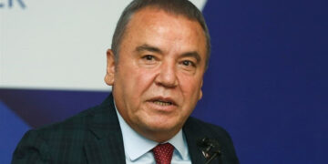 Muhittin Böcek’e bir dosyadan ev hapsi