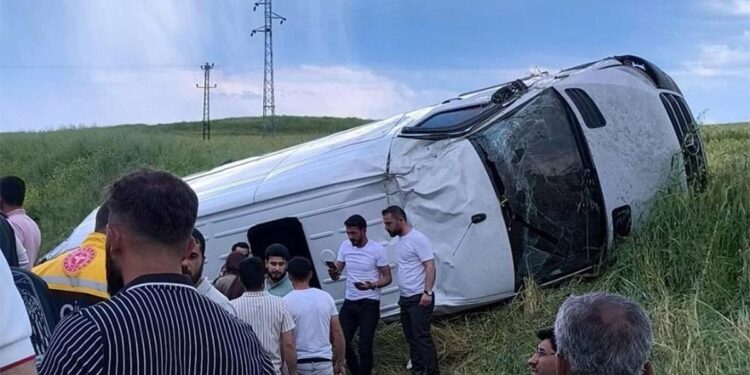 Minibüs takla atıp şarampole devrildi: 15 yaralı