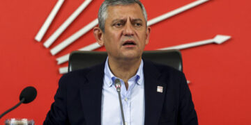 Özgür Özel, görevleri düşen CHP Parti Meclisi üyeleriyle toplantı yaptı
