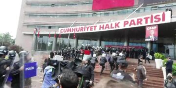 Polis CHP Genel Merkezi’ne girdi
