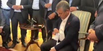 Özgür Özel’in tebligatı yırttığı görüntüler ortaya çıktı: “Koy masaya gelince okusun”