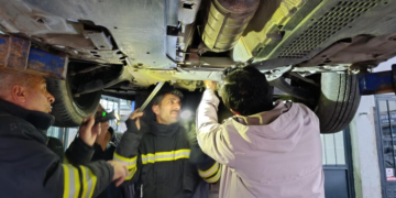 Aracın motor bölümüne giren kedi sanayide çıkarıldı
