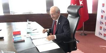 Kılıçdaroğlu çalışmalarını konutunda sürdürdü