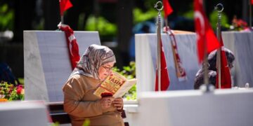 Şehit aileleri bayramın ilk gününde Edirnekapı Şehitliği’ni ziyaret etti