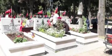 Şehit yakınları bayramda Edirnekapı Şehitliği’nde