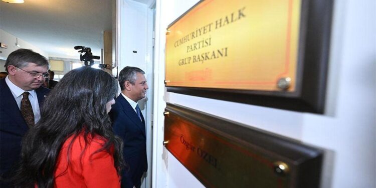 Özgür Özel, CHP Grup Başkanlığı’ndan alınabilir mi?