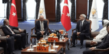 AK Parti ve CHP üç bayram sonra bayramlaştı