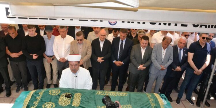 Özgür Özel, amcasının cenazesine katıldı