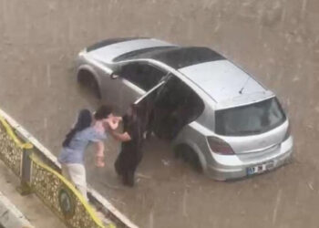 Edirne’de sağanak ve dolu yağışı! Yollar göle döndü: Çok sayıda araç mahsur kaldı
