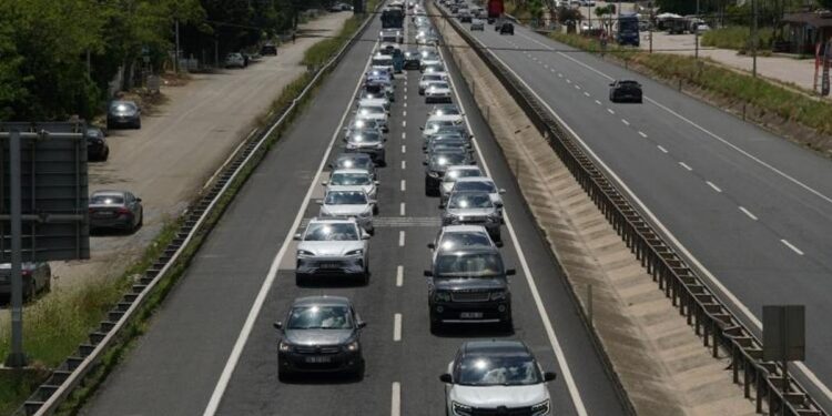 Bayram dönüşü trafiği başladı: İstanbul yolunda yoğunluk