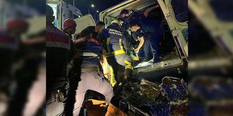 Aracıyla istinat duvarına çarpan sürücü öldü