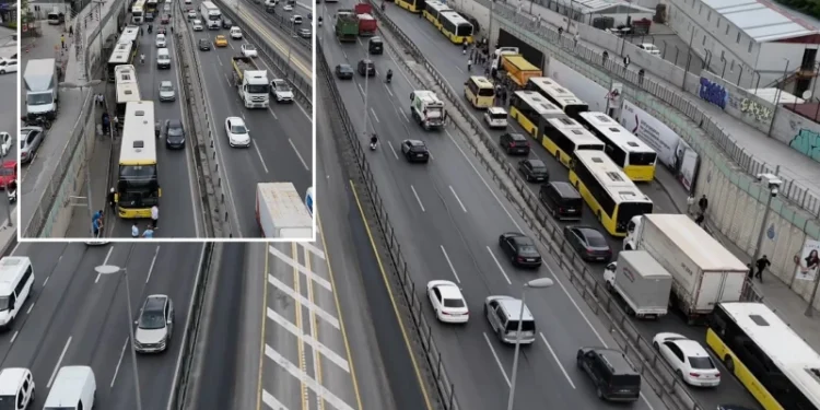 Bahçelievler’de İETT otobüsü arızalandı: Trafik nedeniyle vatandaş yol ortasında otobüs bekledi
