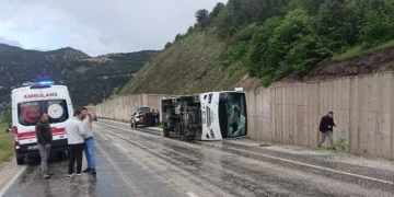 Tokat’ta cenazeden dönenleri taşıyan midibüs devrildi: Dört kişi yaralandı