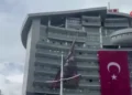Kılıçdaroğlu destekçileri, Özgür Özel’in parti binasındaki asılı afişini indirdi