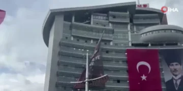 Kılıçdaroğlu destekçileri, Özgür Özel’in parti binasındaki asılı afişini indirdi