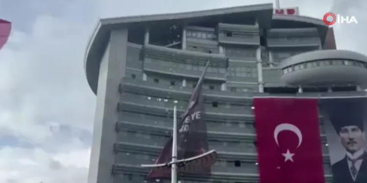Kılıçdaroğlu destekçileri, Özgür Özel’in parti binasındaki asılı afişini indirdi